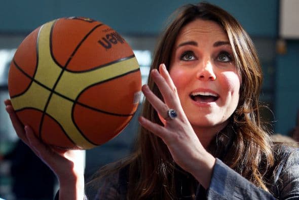 4 de abril de 2013 La duquesa juega baloncesto en el Donald Dewer Leisure Centre en Glasgow, Escocia. La arena de los Emiratos patrocinará varios eventos en el 2014 eGlasgow Commonwealth Games.