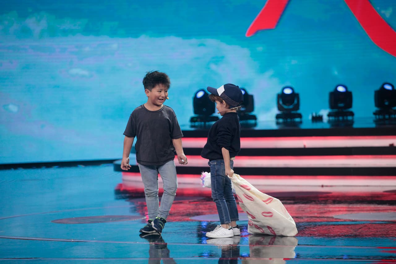 Muy al estilo de Pequeños Gigantes, mini Albertano y Danna presentaron una escena-homenaje a Verónica Castro, y el papel que protagonizó en 1987.