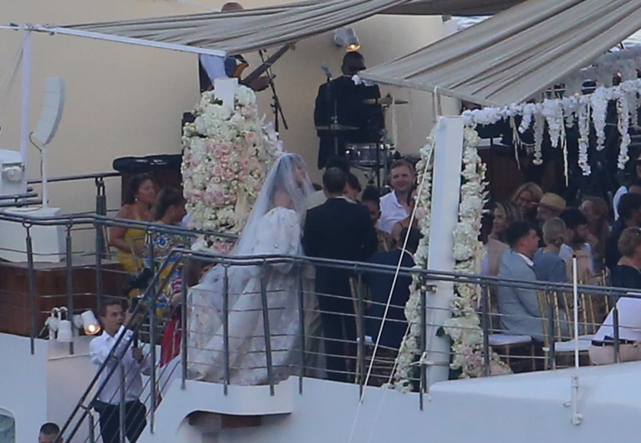 Heidi Klum y Tom Kaulitz se encargaron de hacer sentir a todos como en casa. Además, el yate Christina O cuenta con biblioteca, un pequeño cine, spa, salón de masajes y gimnasio, entre otras amenidades.