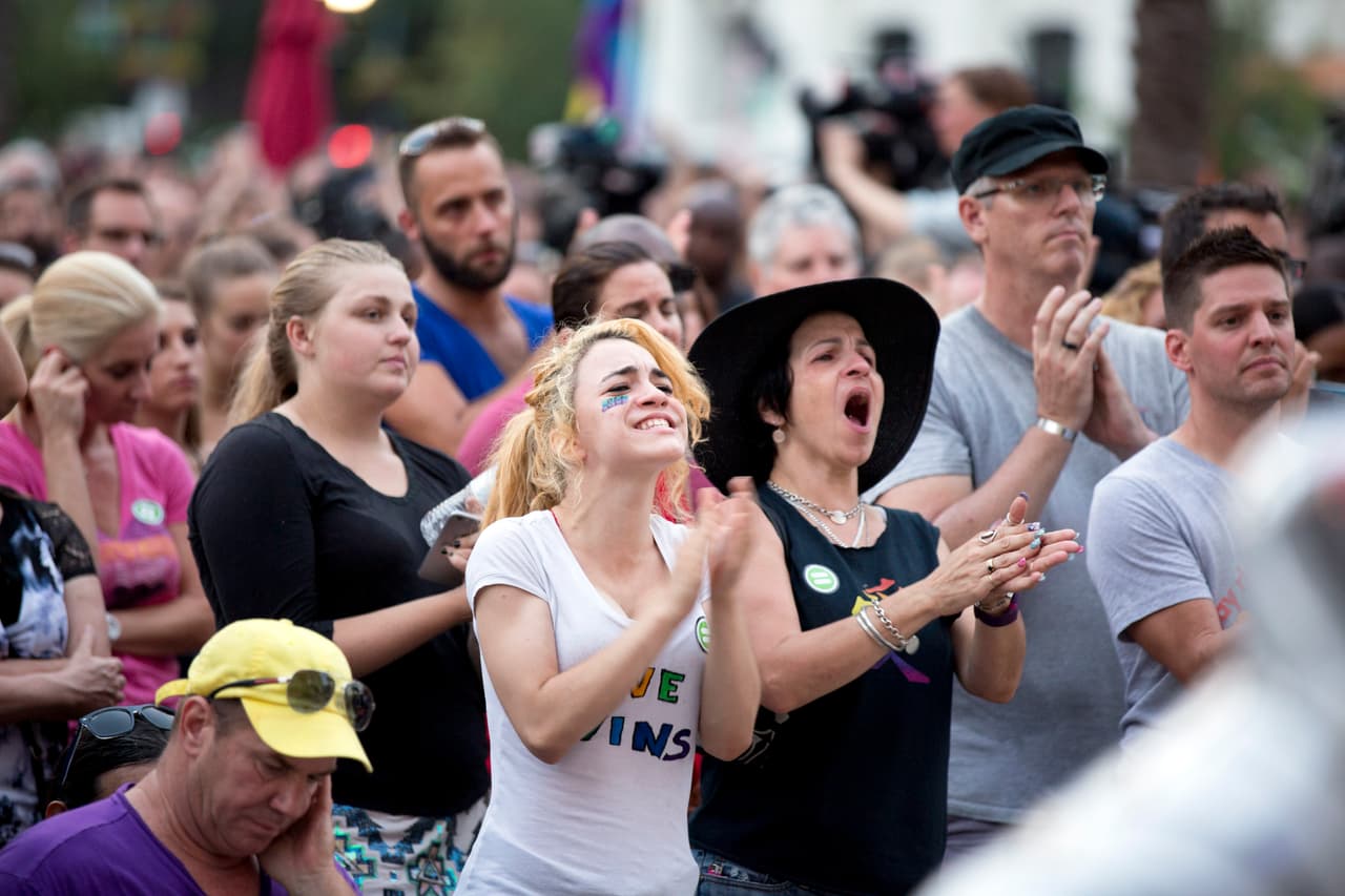 Algunas personas estaban muy afectadas por lo sucedido la madrugada del domingo.