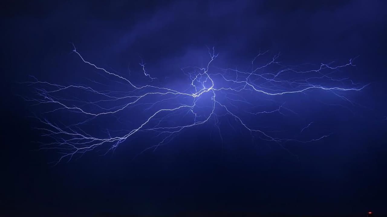 Rayo impacta un bote de remos con cinco personas en lago de Orlando, hay un desaparecido