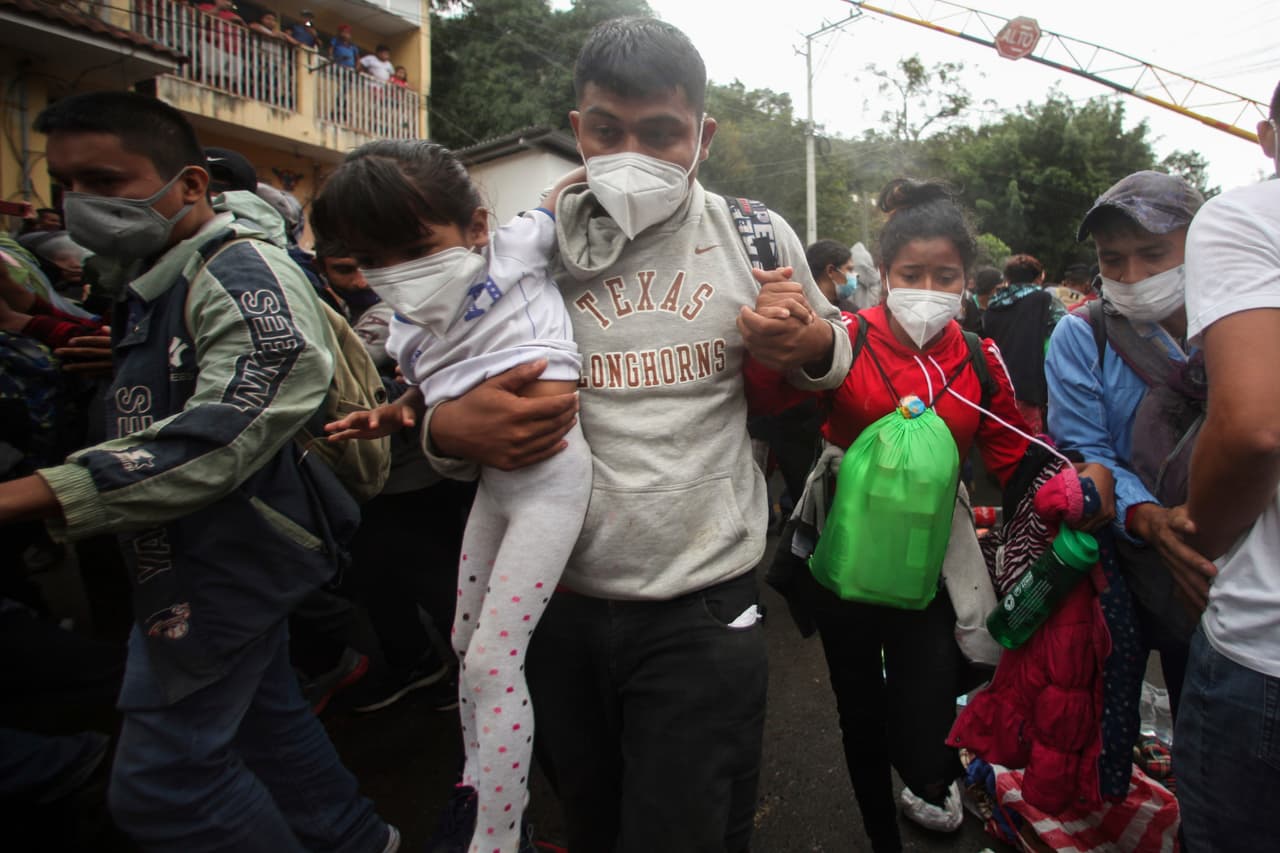 “Ayer fue duro. Nos cayeron a golpes": caravana de migrantes no se rinde pese a la represión en Guatemala