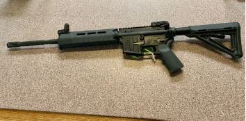 Rifle de asalto cargado que fue incautado después de que los oficiales arrestaron en una fiesta en una casa en San Bernardino evento relacionado con el cantante Jesús Ortiz Paz.