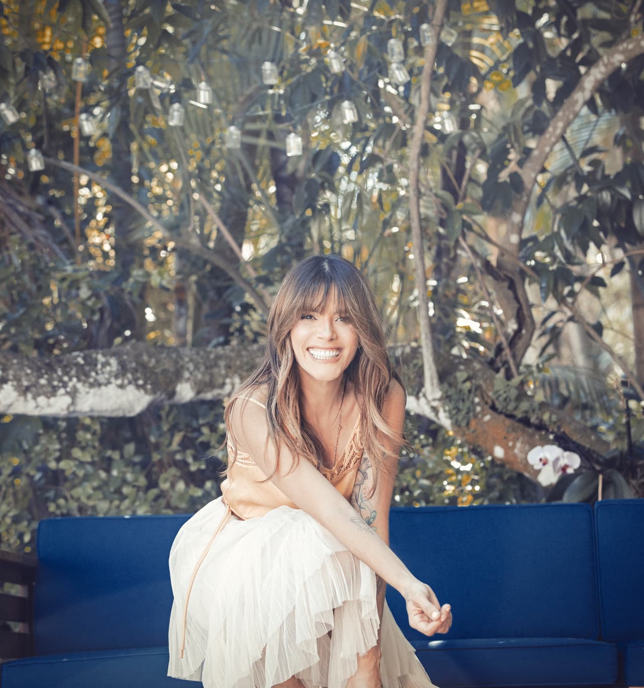 A los 14 años decidió dedicarse al canto y posteriormente a componer.