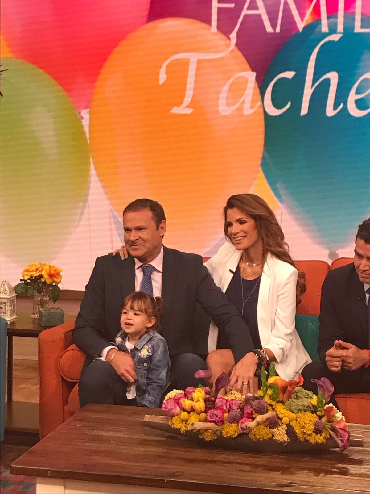 Muy emocionados, Alan y Cristy escucharon los mensajes de felicitación de sus familiares.