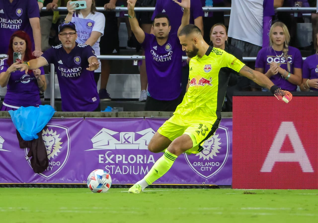 Uno de los héroes de la tarde fue el arquero Carlos Miguel Coronel, quien atajó un penal para los Red Bulls.
<br>