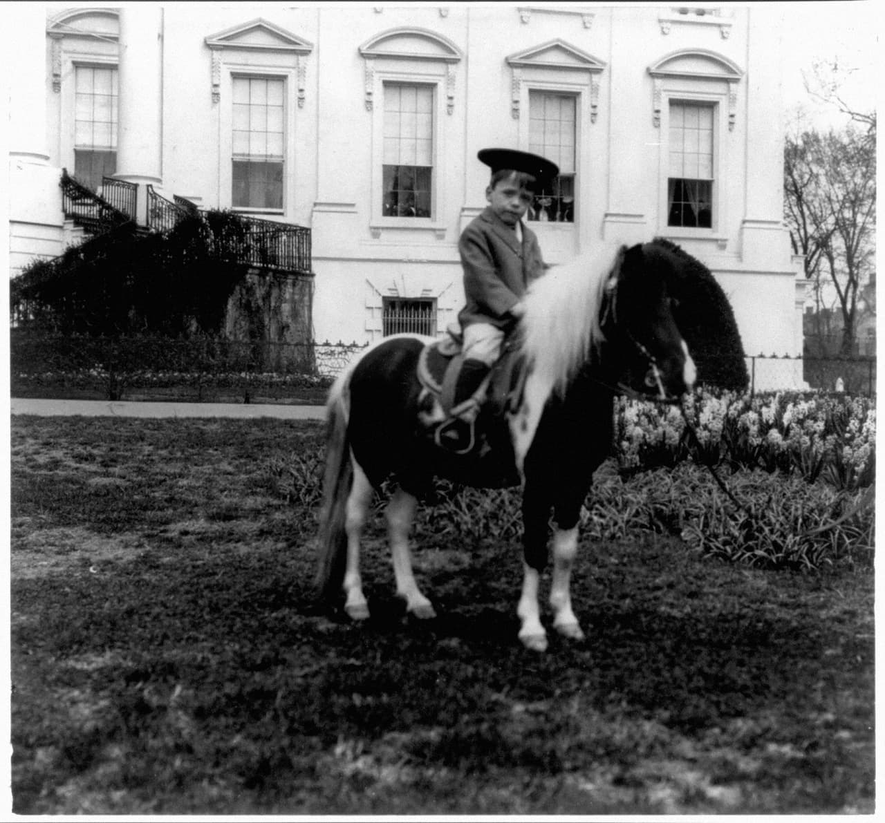 Archie Roosevelt monta un pony en el jardín de la residencia presidencial, 1902.
