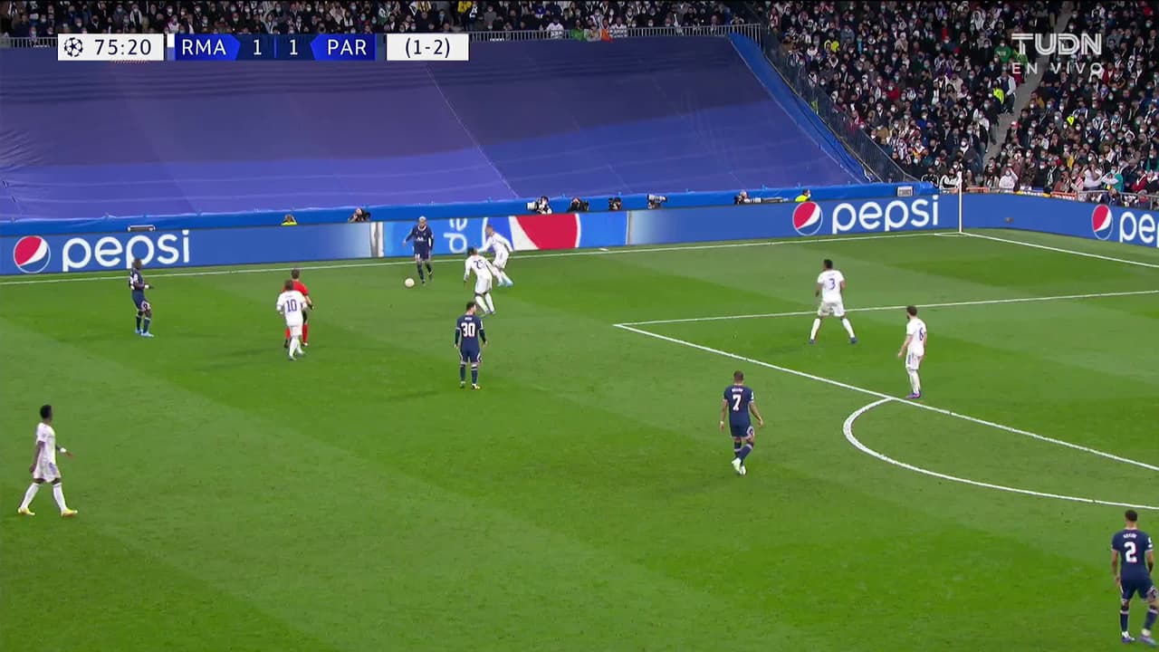 ¡GOL!  anota para Real Madrid. Karim Benzema
