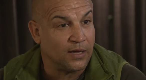 Rodney Morales conoció a la familia en el avión cuando partieron hacia Texas.