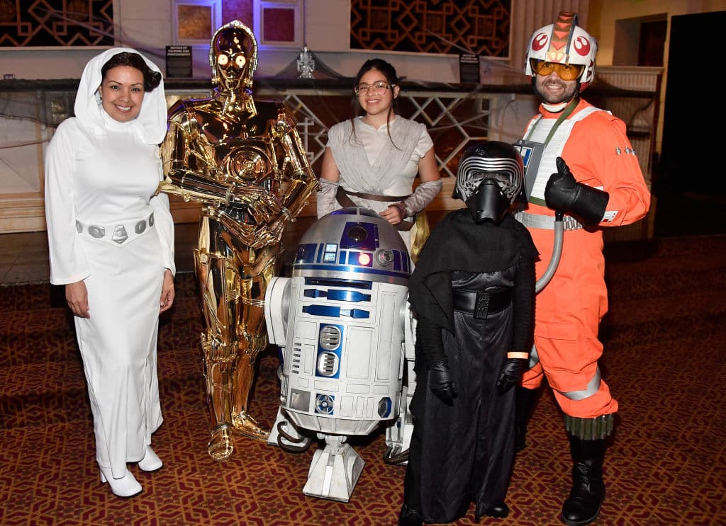 Familia disfrazada como personajes de de Star Wars