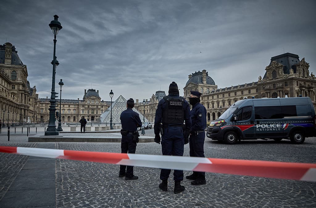 Agentes de la policía francesa acordonan la entrada del Museo del Louvre tras un robo de joyas este domingo.