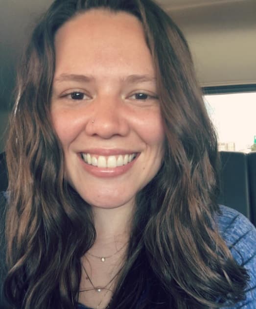 Joy se ha caracterizado por mantener esta postura durante mucho tiempo. En la mayor parte de sus presentaciones aparece al natural.