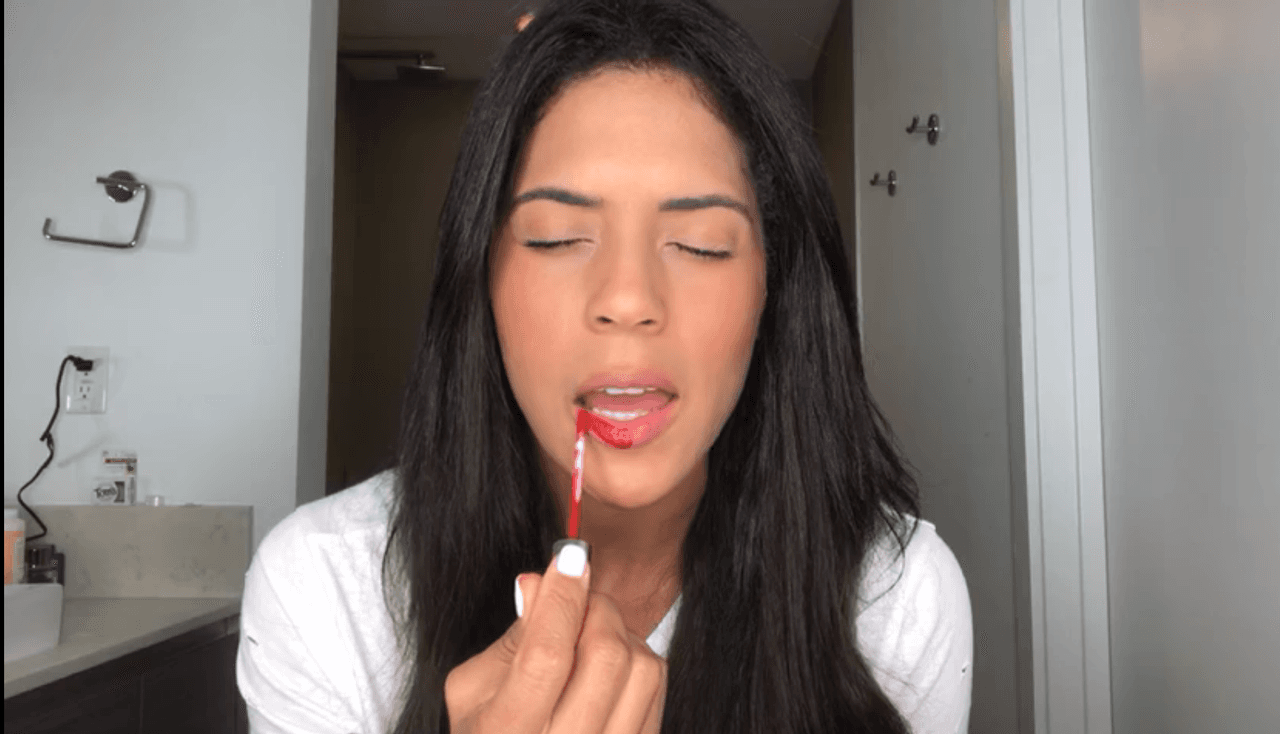 Los fines de semana acostumbra a salir con su ‘príncipe’ (así nombra a su prometido Francisco Zampogna), por lo que se arregla en casa de acuerdo a la ocasión y el lugar al que vayan a pasear.
<br>