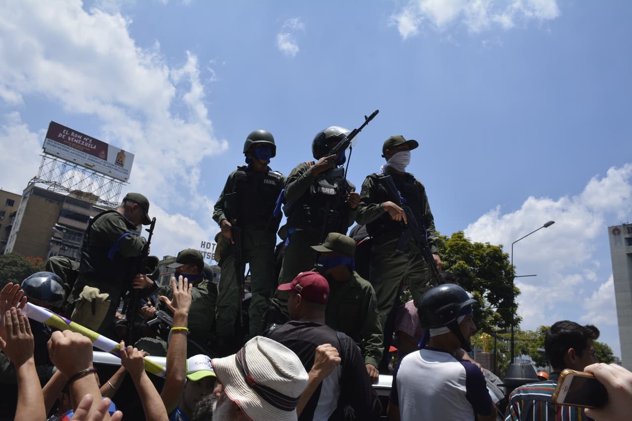 Militares a favor del presidente interino, Juan Guaidó, acompañaron este martes las manifestaciones opositoras en Caracas.