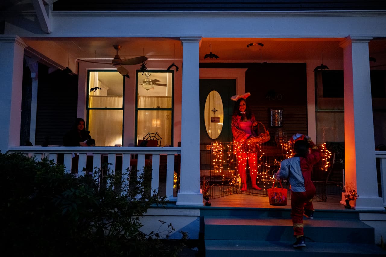 <b>Evitar casas oscuras:</b> En las casas que no encienden sus luces podría haber depredadores sexuales, por lo que conviene evitarlas.