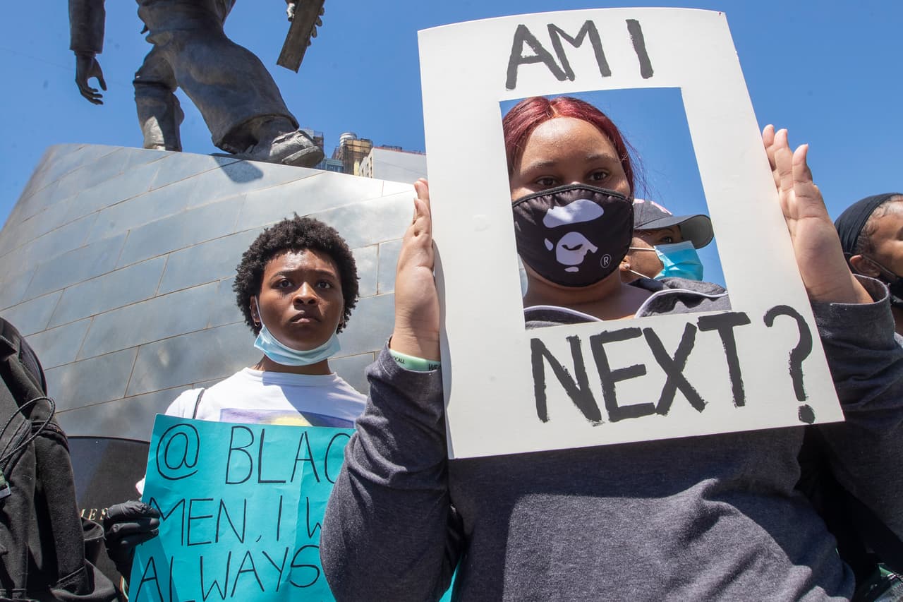 Manisfestantes salen a las calles de Harlem, el sábado, 30 de mayo, clamando justicia para George Floyd. Floyd murió el lunes 25 de mayo después de que el policía Derek Chauvin pusiera su rodilla en el cuello de Floyd por varios minutos aun cuando Floyd dejo de moverse y suplicar porque no podía respirar.