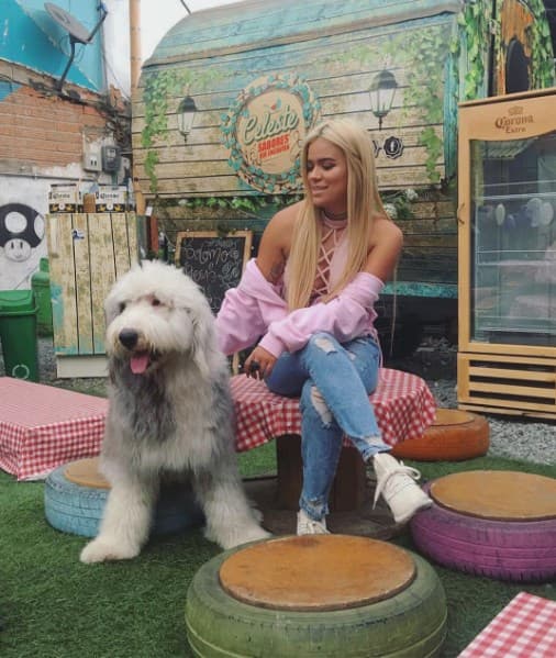 Su perro Otto es su adoración. Desde muy temprana edad Karol G mostró su pasión por la música.