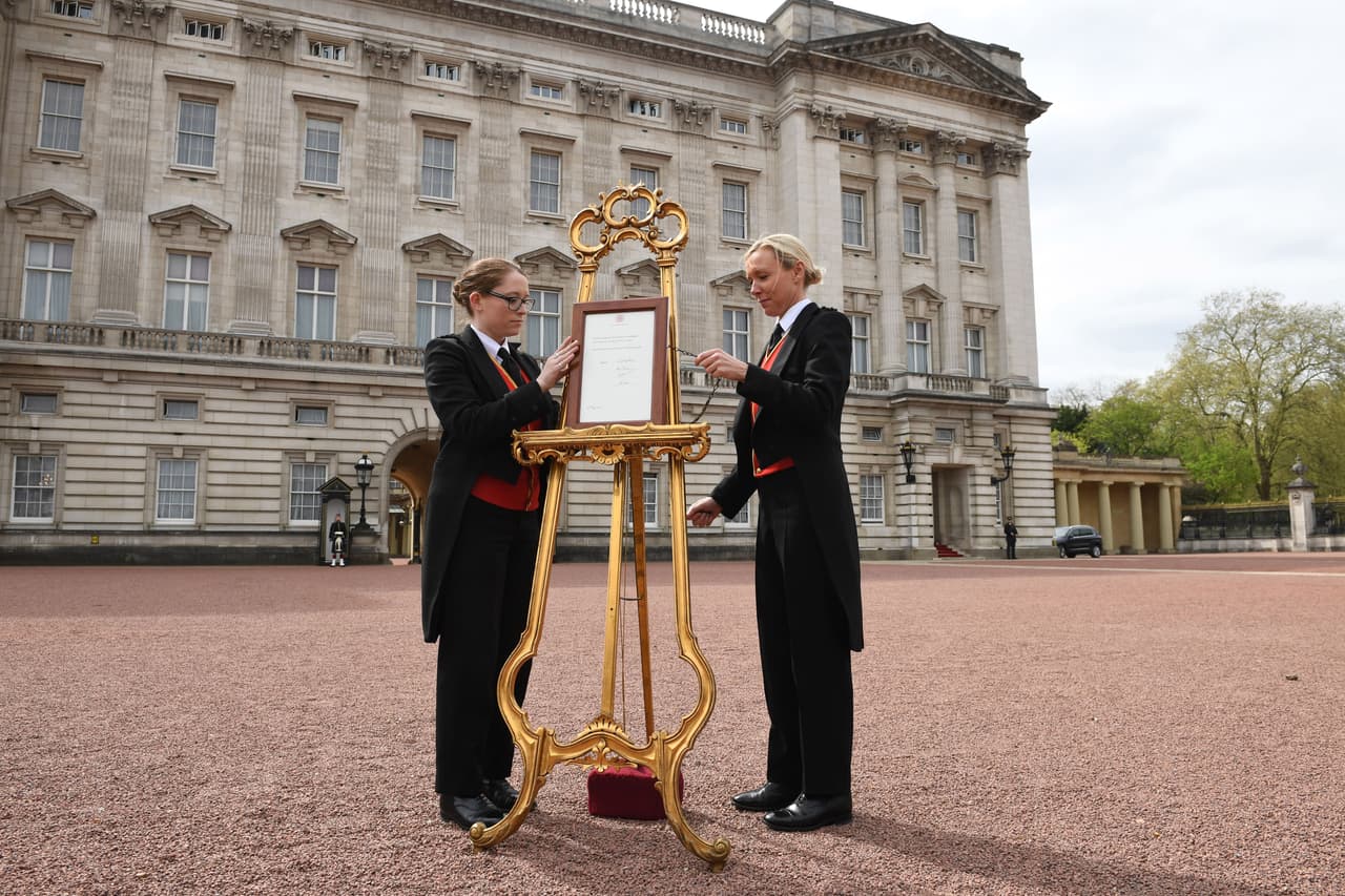 Como si se tratara de la época antigua, la noticia del nacimiento real se anuncia mediante un boletín colocado en un caballete afuera del palacio de Buckingham.
<br>