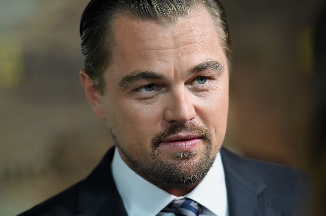 El actor Leonardo DiCaprio ha dicho que ha sufrido de trastorno obsesivo compulsivo durante la mayor parte de su vida adulta. Por ejemplo, a menudo siente la necesidad de pasar varias veces debajo de una misma puerta, según ha dicho en entrevistas. Dice que el momento más grave fue durante la filmación de la película "The Aviator", que retrataba un personaje con el mismo síndrome.