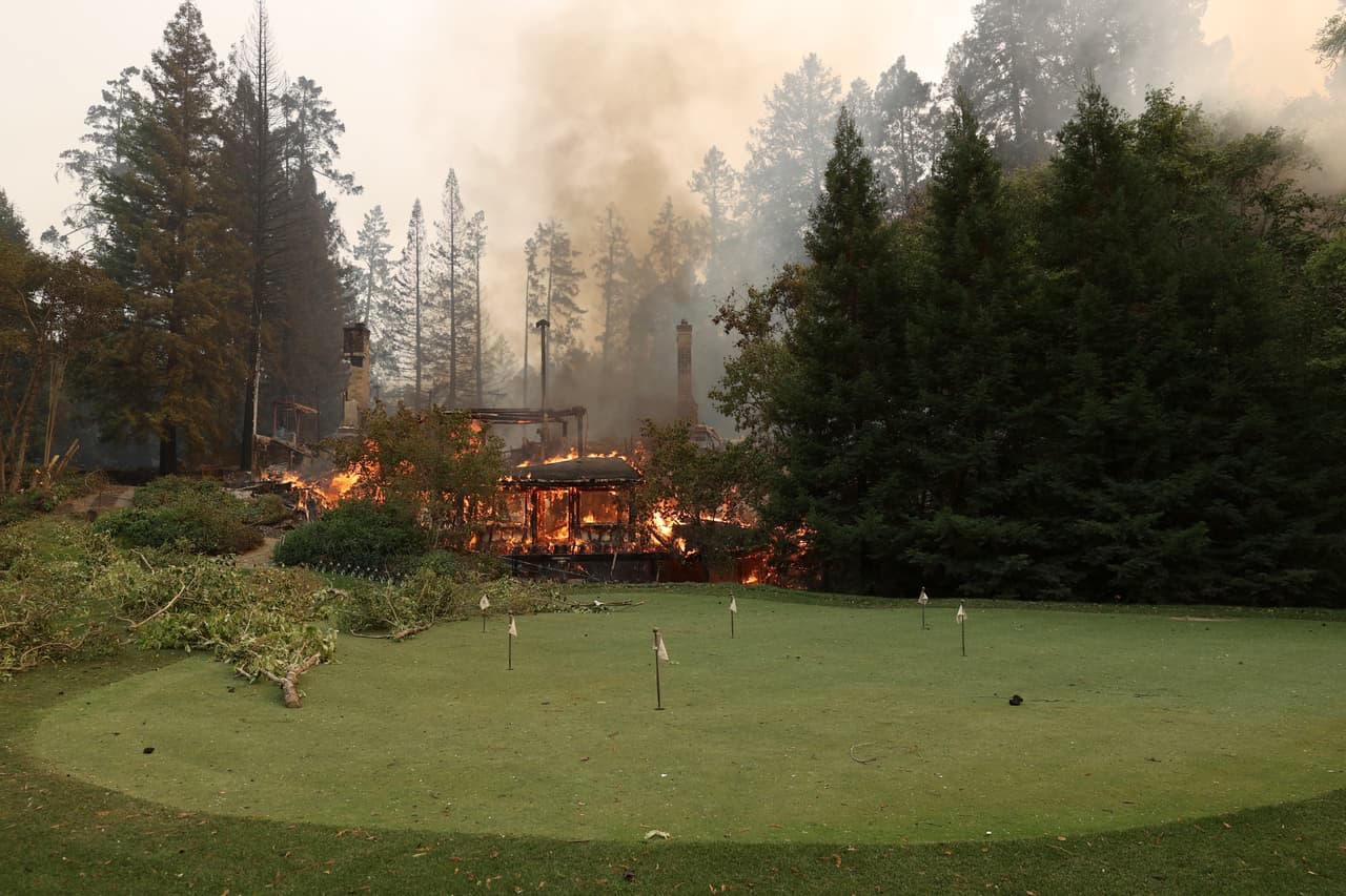 Algunas estructuras del lujoso Meadowood Resort en el Valle de Napa terminaron reducidas a cenizas a causa del incendio, entre ellas uno de los restaurantes más famosos de California galardonado con tres estrellas Michelin.