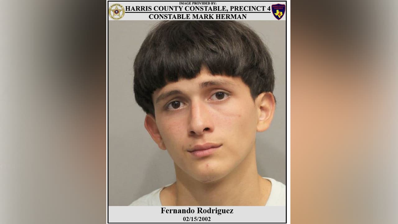 Fernando Rodríguez de 17 años es otro de los detenidos por interferir en la labor de un servidor público. La edad permitida para consumir bebidas alcohólicas en el estado de Texas es de 21 años.