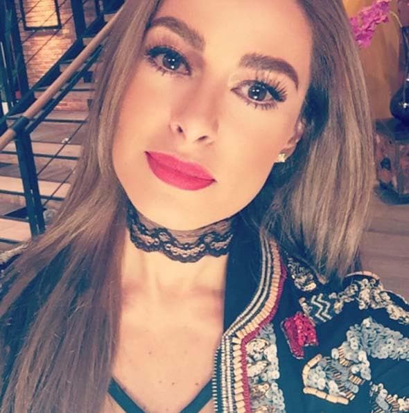 Elige diseños que vayan en armonía con el estilo y color de tus prendas. Un collar sencillo, una gargantilla o un collar llamativo, son algunas posibilidades.