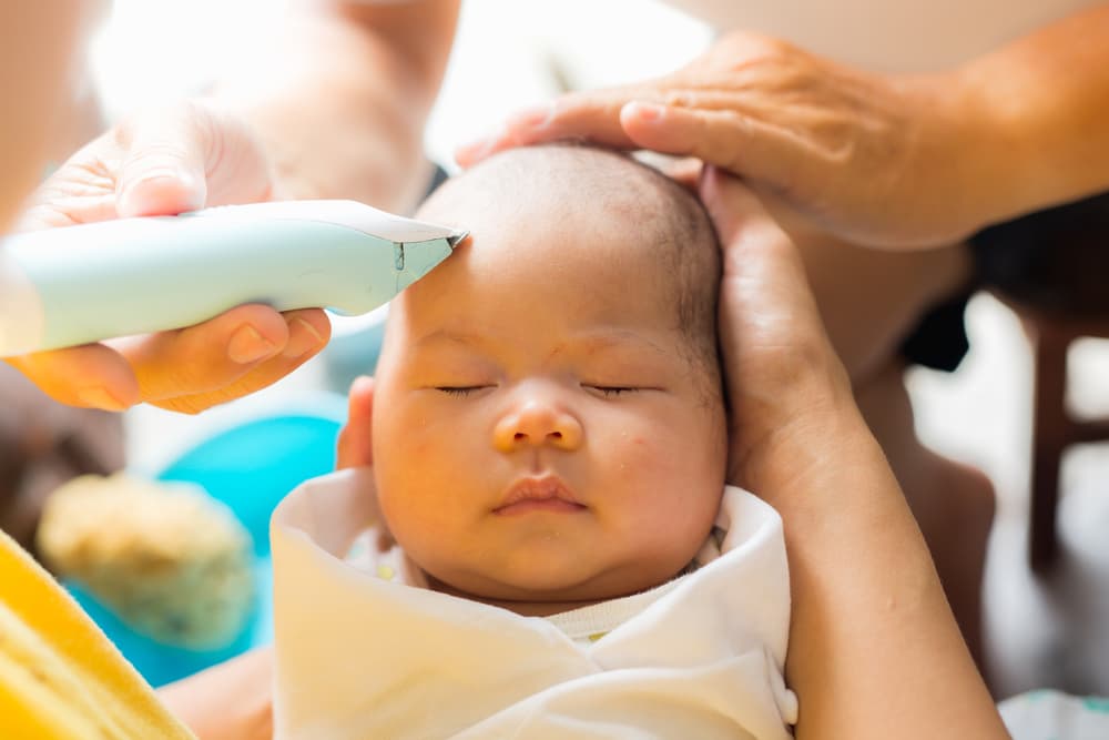 No debes cortarle el cabello a tu bebé antes de que cumpla el primer año, porque alguna tragedia o maldición caerá sobre su vida y la de toda la familia.