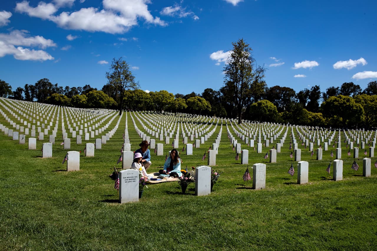 Salomón Martínez y su sobrina Cara visitan la tumba de su hijo Rodrigo para honrar su memoria, este lunes en el Cementerio Nacional de Los Ángeles.