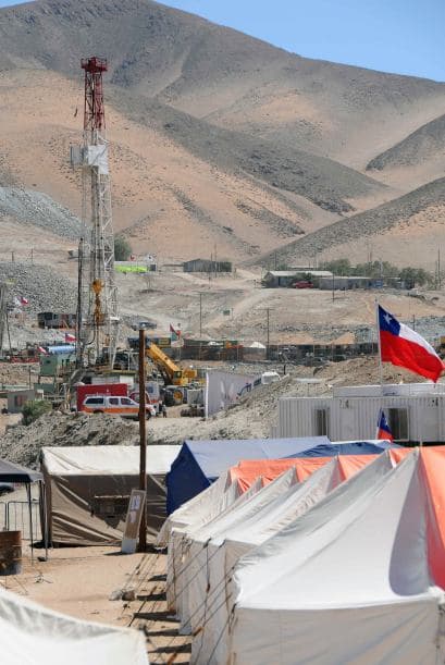 Más de dos meses llevan intentando rescatar a los mineros.