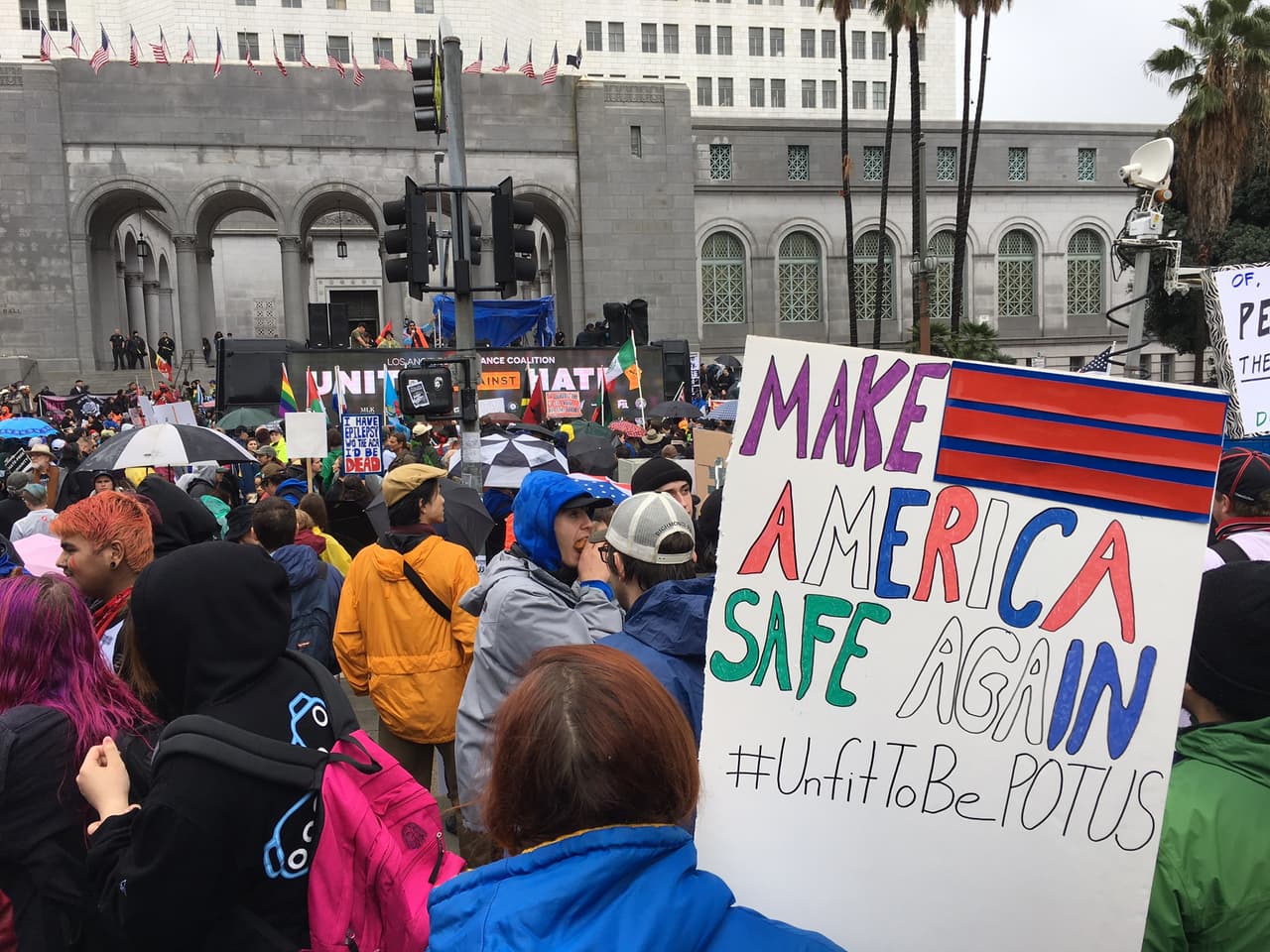 Frente a la Alcaldía de Los Ángeles se congregaron miles para rechazar los planes y la retórica de Trump.