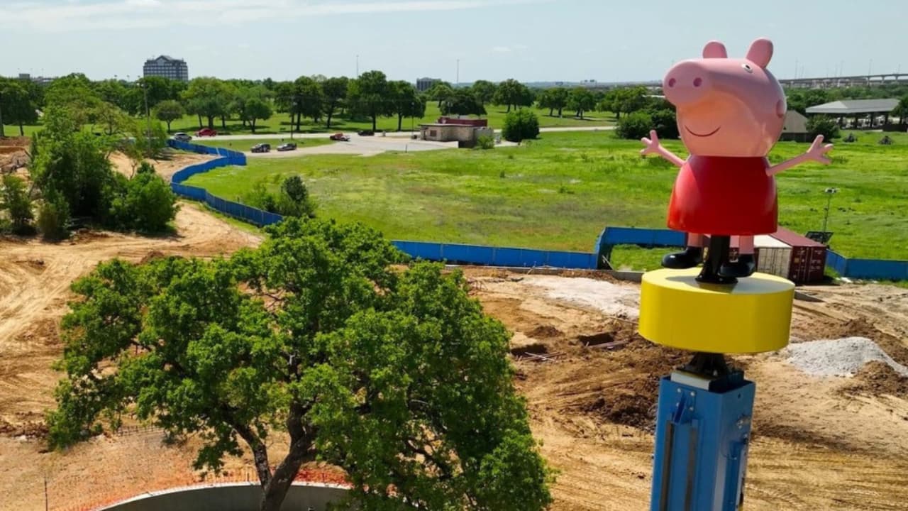 Otras de las principales atracciones son el Paseo en Globo de Peppa Pig y el High Striker de Mr. Además que los pequeños podrán fotografiarse con las botargas de la querida Peppa Pig.