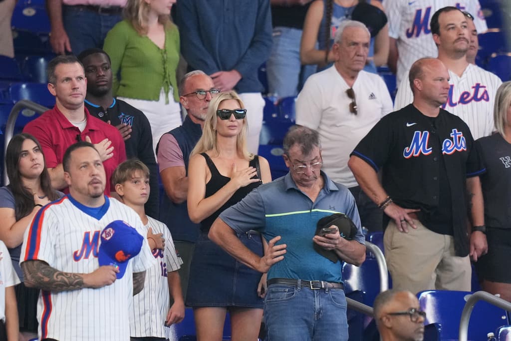 Ivanka Trump durante la interpretación del The Star-Spangled Banner, el Himno Nacional de Estados Unidos