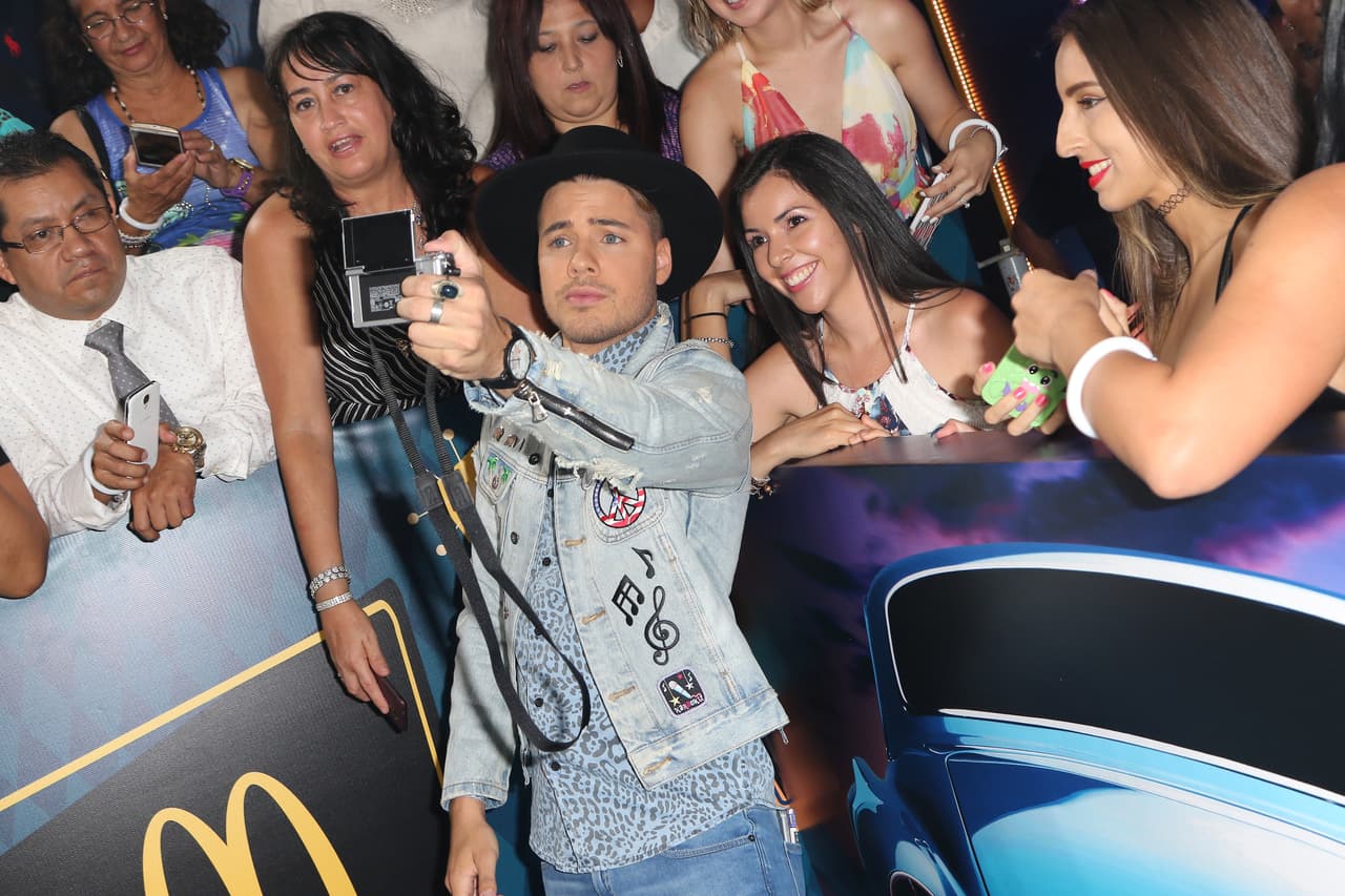 William no paró de tomarse selfies. Todas las chicas querían su foto.