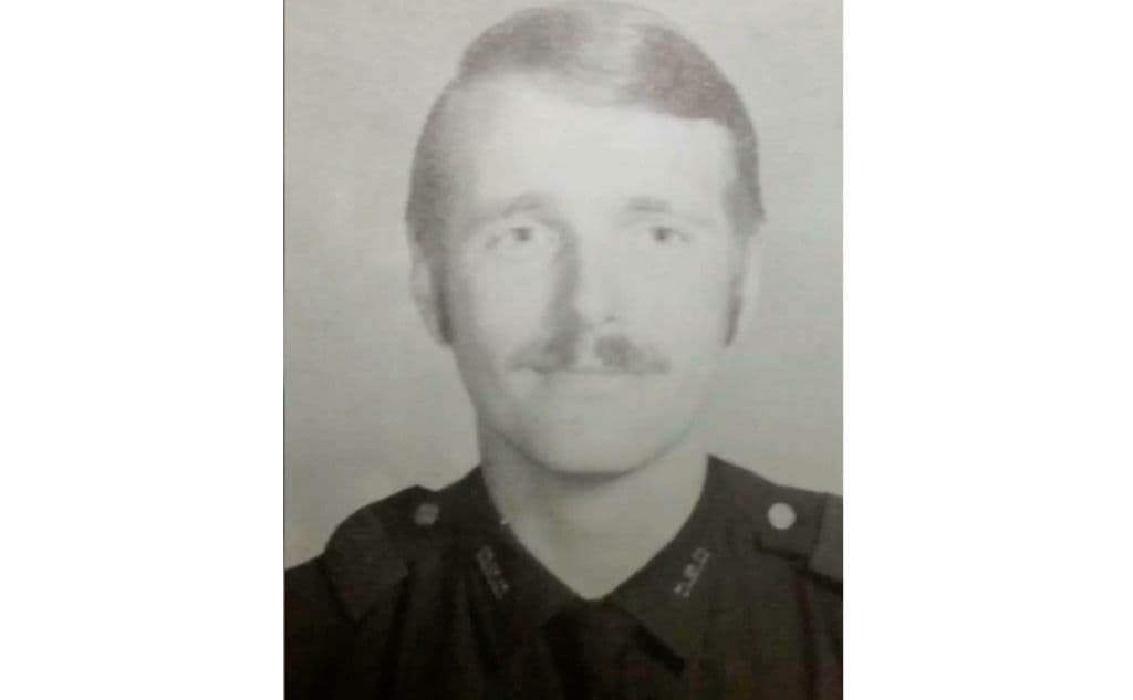 Los oficiales Darrell L. Cain (foto) y Roy R. Arnold de la Policía de Dallas sacaron de su casa a los hermanos Santos y David para un interrogatorio improvisado sobre los robos en una estación de gasolina. Esto fue el 24 de julio de 1973 a las 2:30 a.m., los llevaron esposados a un baldío cerca de la gasolinera.