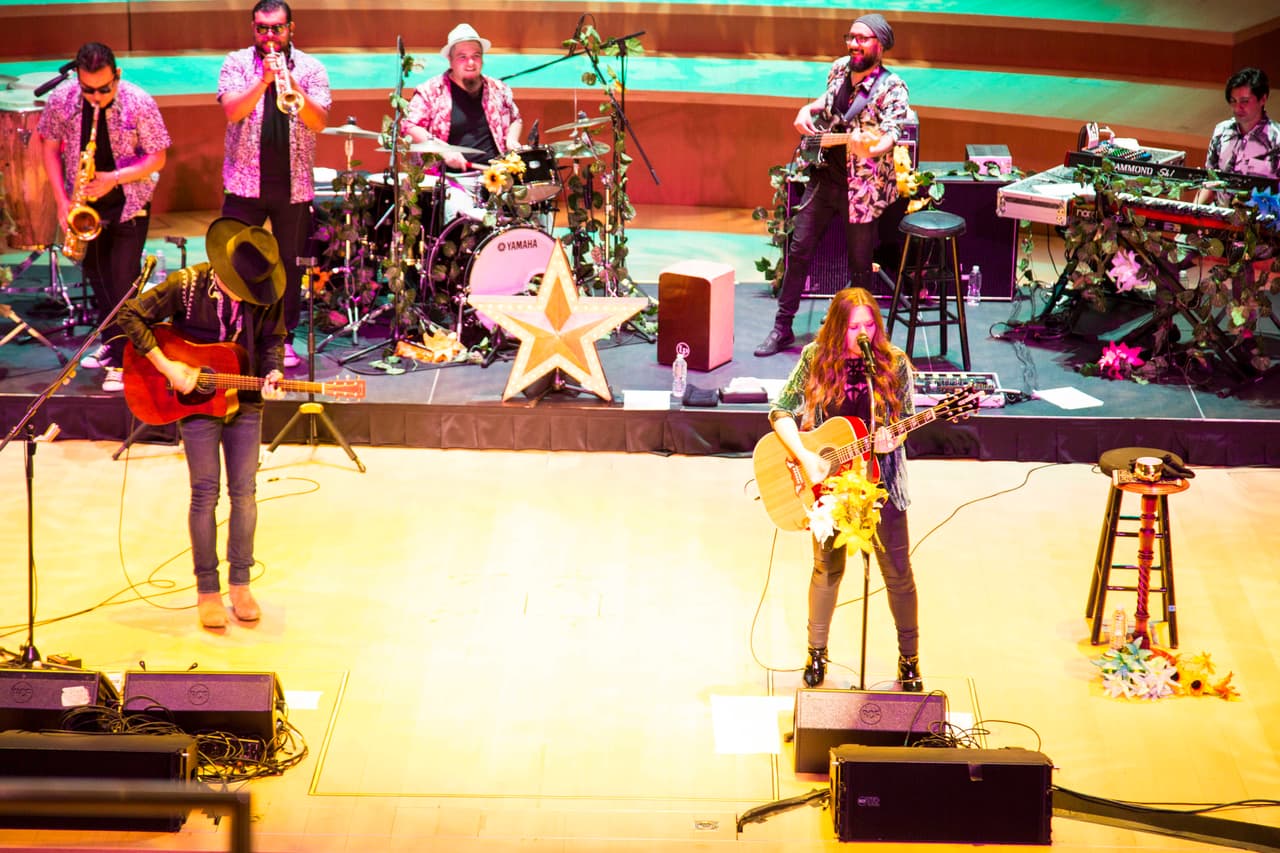 No sólo cantaron sus mas recientes producciones, también interpretaron algunas de sus primeras composiciones como 'Espacio Sideral'.