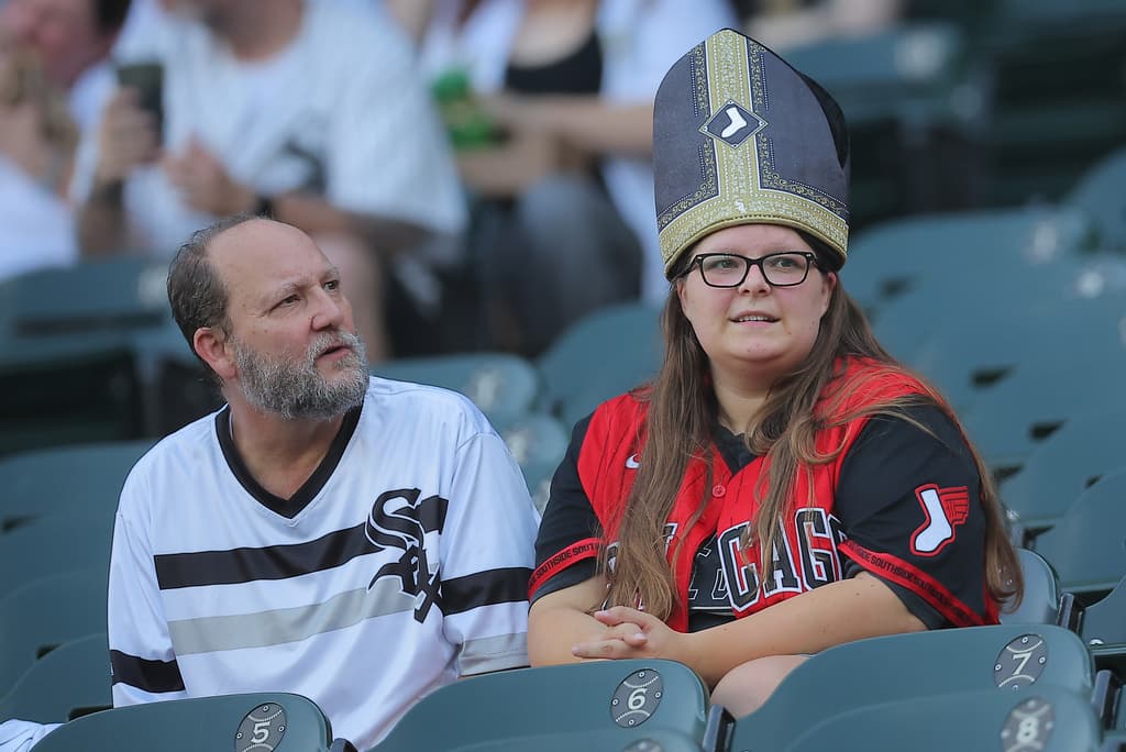 En paralelo, la MLB ha visto un repunte de público en 2026 y que, aunque cambios como el reloj de lanzamiento han sido asociados a ese crecimiento, las filas y la reventa de artículos promocionales también reflejan impacto en la demanda.