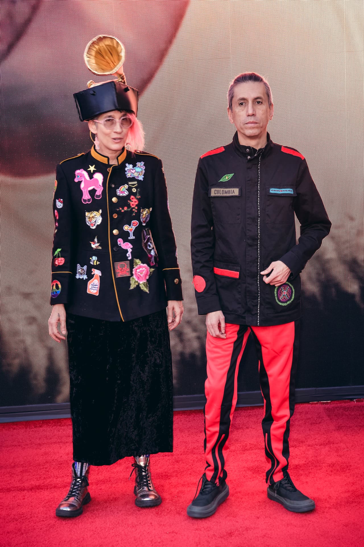 Y si de honor se trata, nadie mejor que Andrea de la agrupación colombiana 'Aterciopelados' para honrar a los premios con su llamativo sombrero en forma de gramófono dorado. Y no sobra decir que para la ocasión cosió a mano todos los parches de su saco estilo militar.