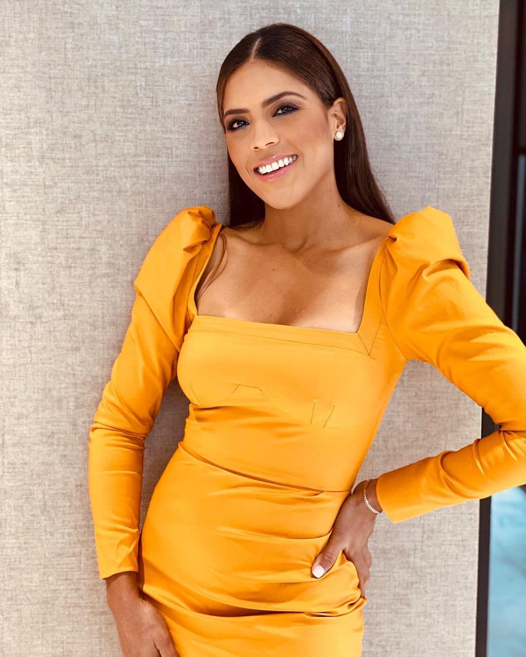 La dominicana no pierde el sentido del humor y en la transmisión expresó: "quería que me vieran, así con la carita lavadita, porque he tenido unos días, Dios mío, que si me aparezco aquí se caen las redes sociales".