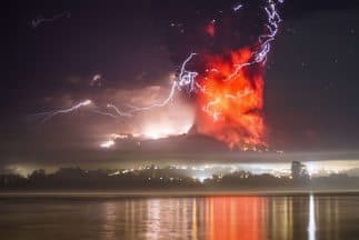 La segunda erupción del voklcán Cabulco registrada el jueves a eso de la 1:00 AM.