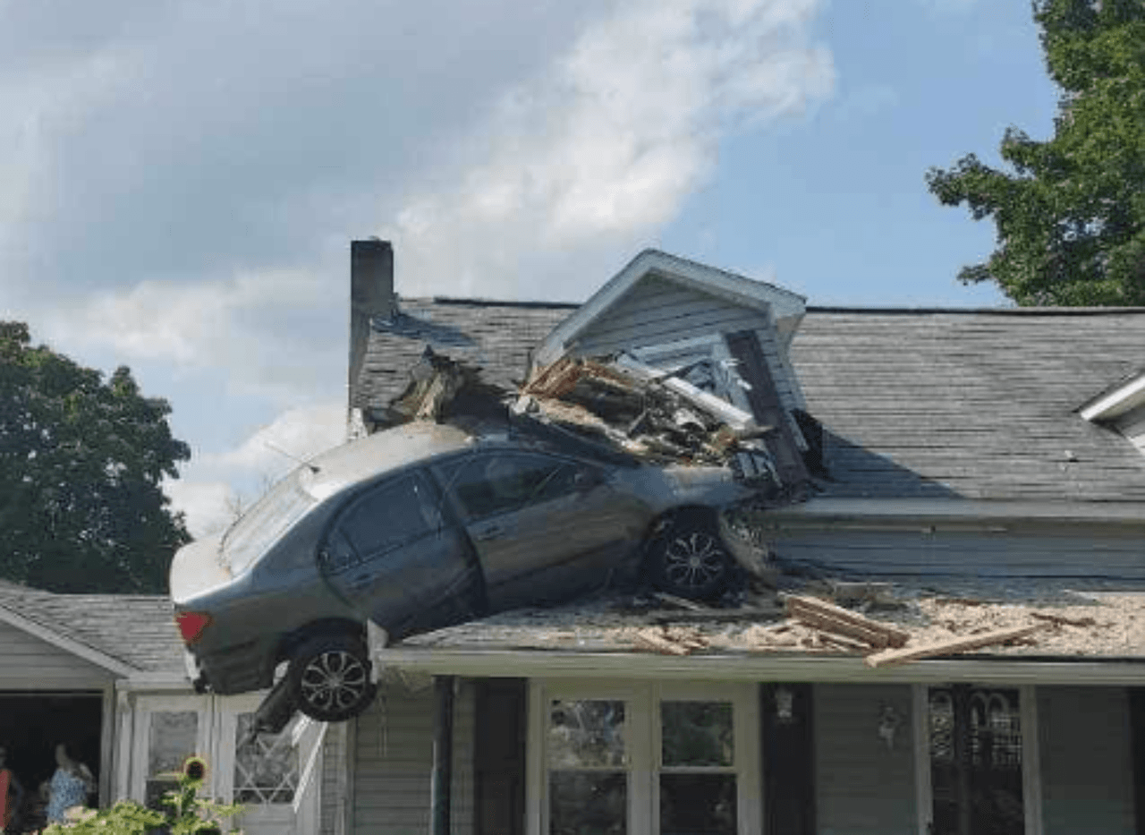 Cómo este carro terminó incrustado en el segundo piso de una casa en Pennsylvania