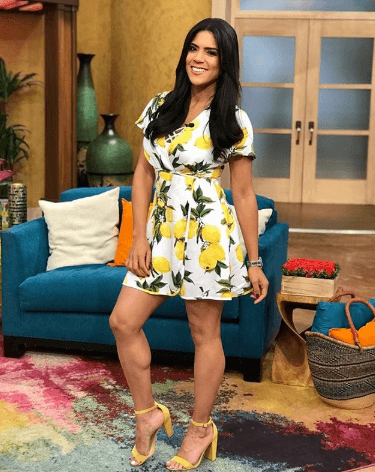 Un vestido ligero y con estampado de limones, nada mejor para sentirse fresca en esta temporada de calor.