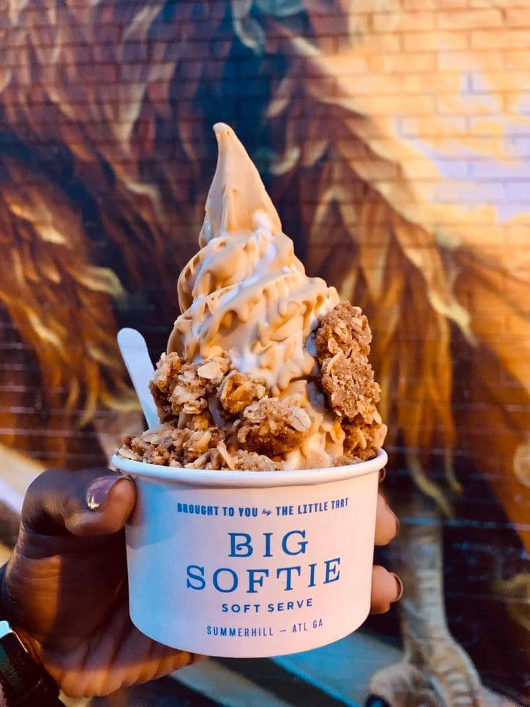 <b>Big Softie</b>
<br>Dirección: 66 Georgia Avenue SE, Atlanta
<br>Sitio web: 
<a href="https://www.bigsoftieatl.com/">https://www.bigsoftieatl.com/</a>
<br>
<a href="https://goo.gl/maps/mWhJUtpdHYtGWufRA"><b>Cómo llegar</b></a>
<br>
<br>Una usuaria de Yelp dijo: “Absolutamente me encanta este lugar. Los sabores veganos rotativos son siempre un placer delicioso”.