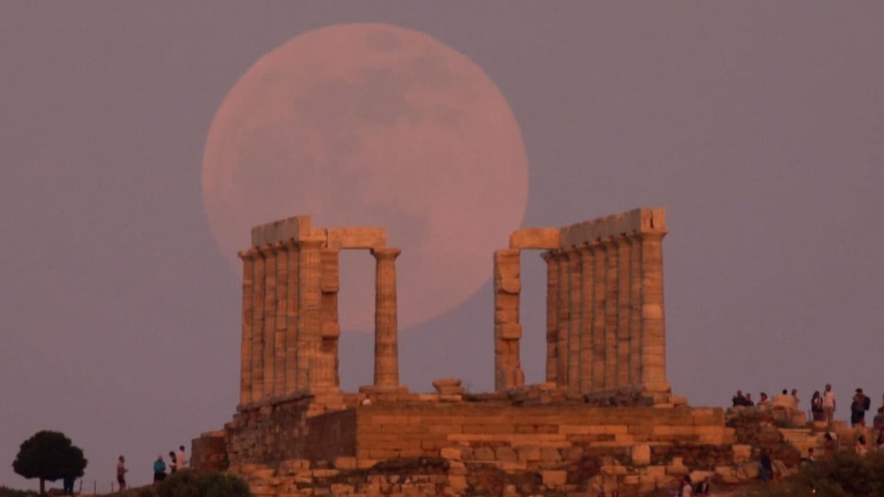 Millones de personas en todo el mundo se quedaron despiertas para ver entre la noche del domingo y la madrugada de este lunes un eclipse total de Luna que coloreó el satélite de la Tierra de un rojo intenso. Este espectáculo suele ocurrir cada año y medio. Más información en 
<a href="https://www.univision.com/noticias/mundo/espectaculares-imagenes-eclipse-lunar-luna-de-sangre-fotos">Univision Noticias</a>.