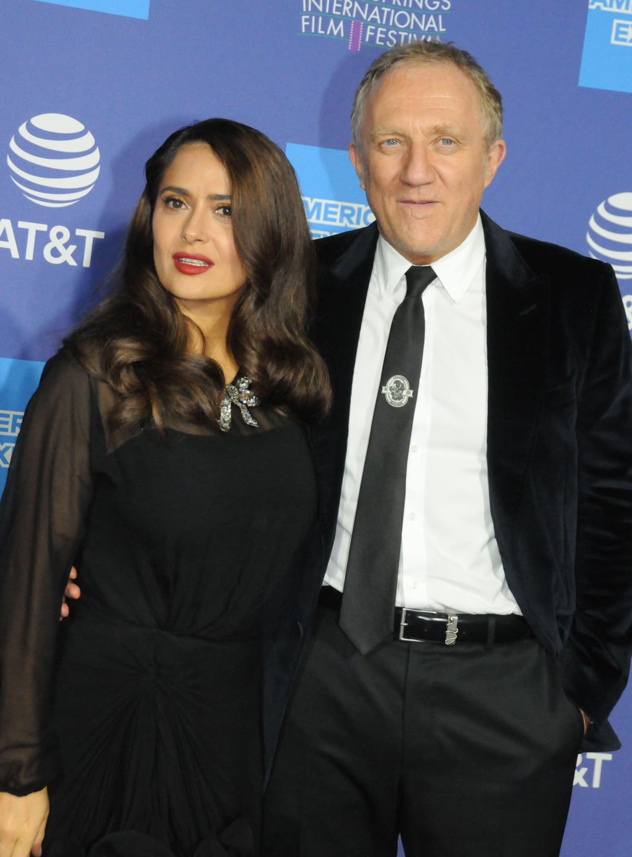 Se casaron un año y 5 meses después de que naciera la primogénita de la actriz, Valentina Paloma Pinault Hayek. La pareja se casó el 14 de febrero de 2009, en una ceremonia íntima y privada realizada en París.