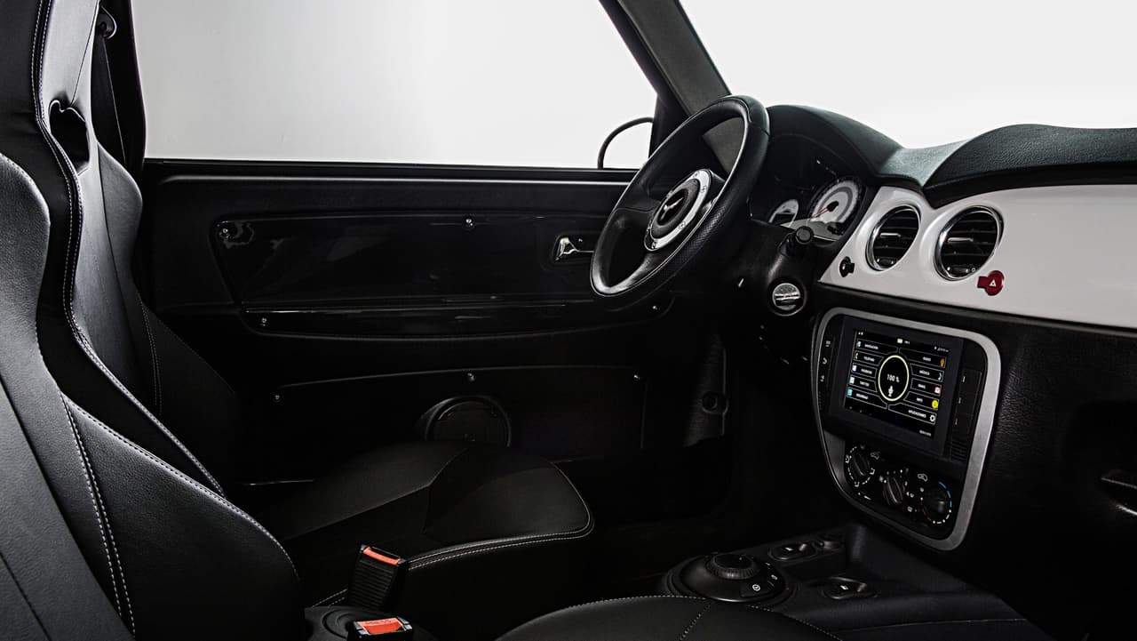 Los autos también cuentan con sistema de navegación por internet, acceso a redes sociales (ojalá que sólo sea posible cuando el auto está estacionado) y un sistema de audio envolvente 
<b>desarrollado en casa</b>.