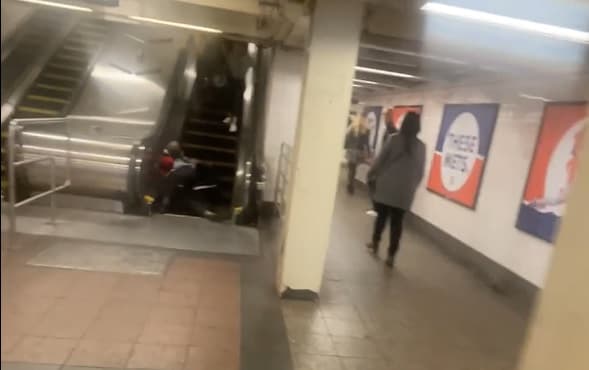 Pelean usuarios en escaleras eléctricas del metro en Grand Central