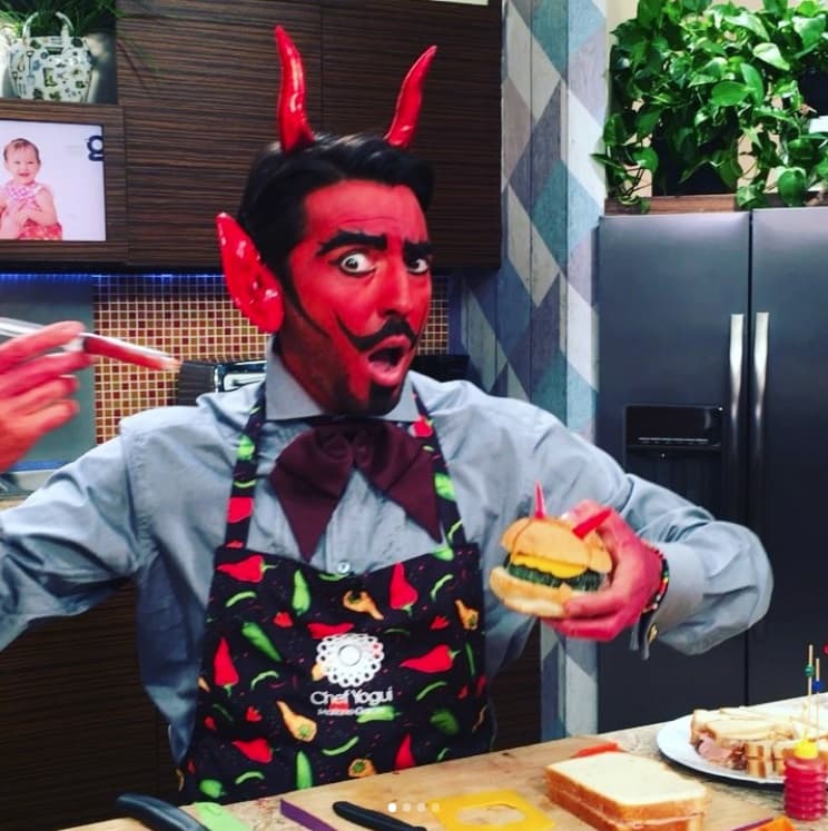 El chef Yogui nos sorprendió con su original disfraz y con sus terroríficas recetas para halloween.