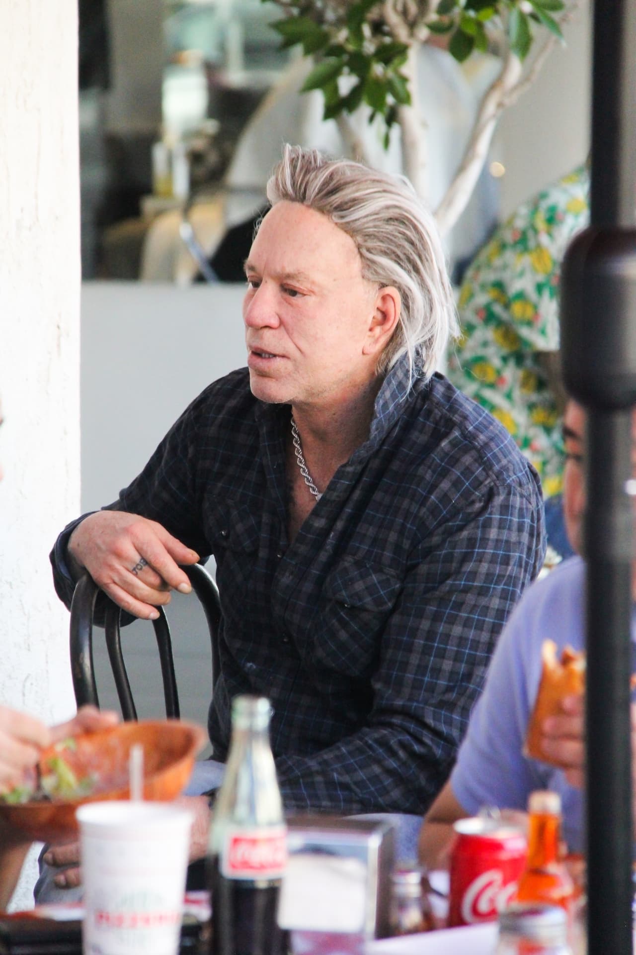 Mickey Rourke se había mantenido alejado de la vida pública, hasta que fue captado en una cafetería el año pasado con evidentes injertos capilares.