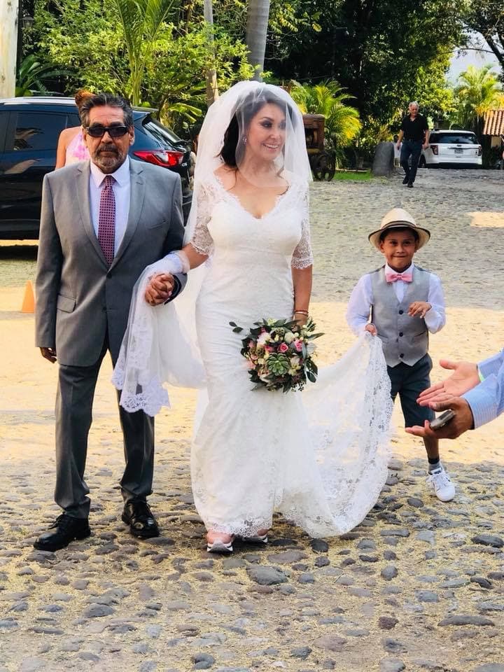 Vestida de blanco, Addis llegó muy bien escoltada para encontrarse con su prometido.