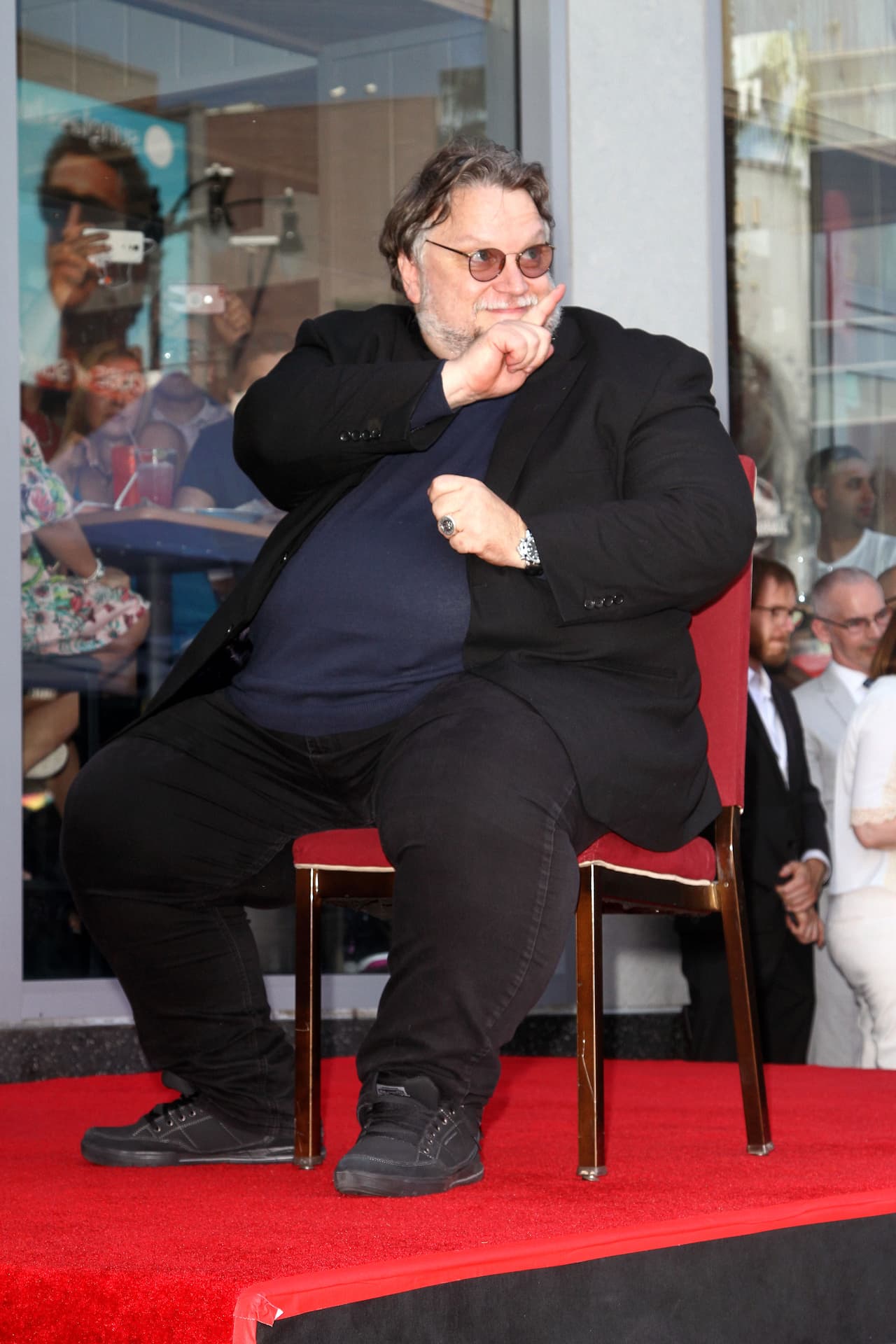 “Queríamos fortalecer esta alianza y sacar la exposición fuera de Guadalajara -sede de la muestra-, dejar de ser un patrocinador tradicional para convertirnos en uno que genera experiencias, por eso lanzamos una edición especial de latas que llegara a las manos de más personas”, comentó Cristóbal González, gerente de comunicación de Cerveza Victoria, en declaraciones que publicó 
<a href="https://expansion.mx/mercadotecnia/2019/11/12/cerveza-victoria-rinde-homenaje-a-los-monstruos-de-guillermo-del-toro" target="_blank">Expansión</a> el martes 12 de noviembre, antes del reclamo de Del Toro.